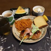 レーズンロールパントーストサンドイッチ、ビール酵母パン+ペースト兼デザートの水切りヨーグルトペースト、ナポリタン、ホットコーヒー、六条麦茶、金色羅皇(こんじきらおう)、バナナ(朝ご飯)| enarinさん