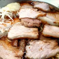 【北大塚ラーメンの2号店】 
王子金麦ラーメン 
チャーシュー麺 (1,050円) 
＋小ライス (180円) 
＋にんにくW増し (50円)
＠王子2分 
25210
〈醤105塩30噌󠄀17タ7昆9出10F12
冷17混2つ1〉