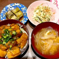 鶏もも甘酢丼　玉ねぎと揚げの味噌汁　キャベツときゅうりの梅マヨサラダ　焼きなす| おさむん17さん