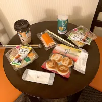 マルシェで富山名物のかまぼこを買い、コンビニでサラダとお酒とコーヒー（はやと）を買って、ホテルで飲み直しです|なびさん