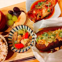 まるごと茄子の豚肉挟み蒸し、メバルの煮付け、鯖缶とトマトときゅうりの香味サラダ、お味噌汁、果物盛り合わせ|samさん