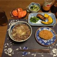 牛丼、ししとうとなすとかぼちゃのごま油炒め、揚げ直したお惣菜コロッケ,トマト,野沢菜漬け、六条麦茶(夕飯)|enarinさん
