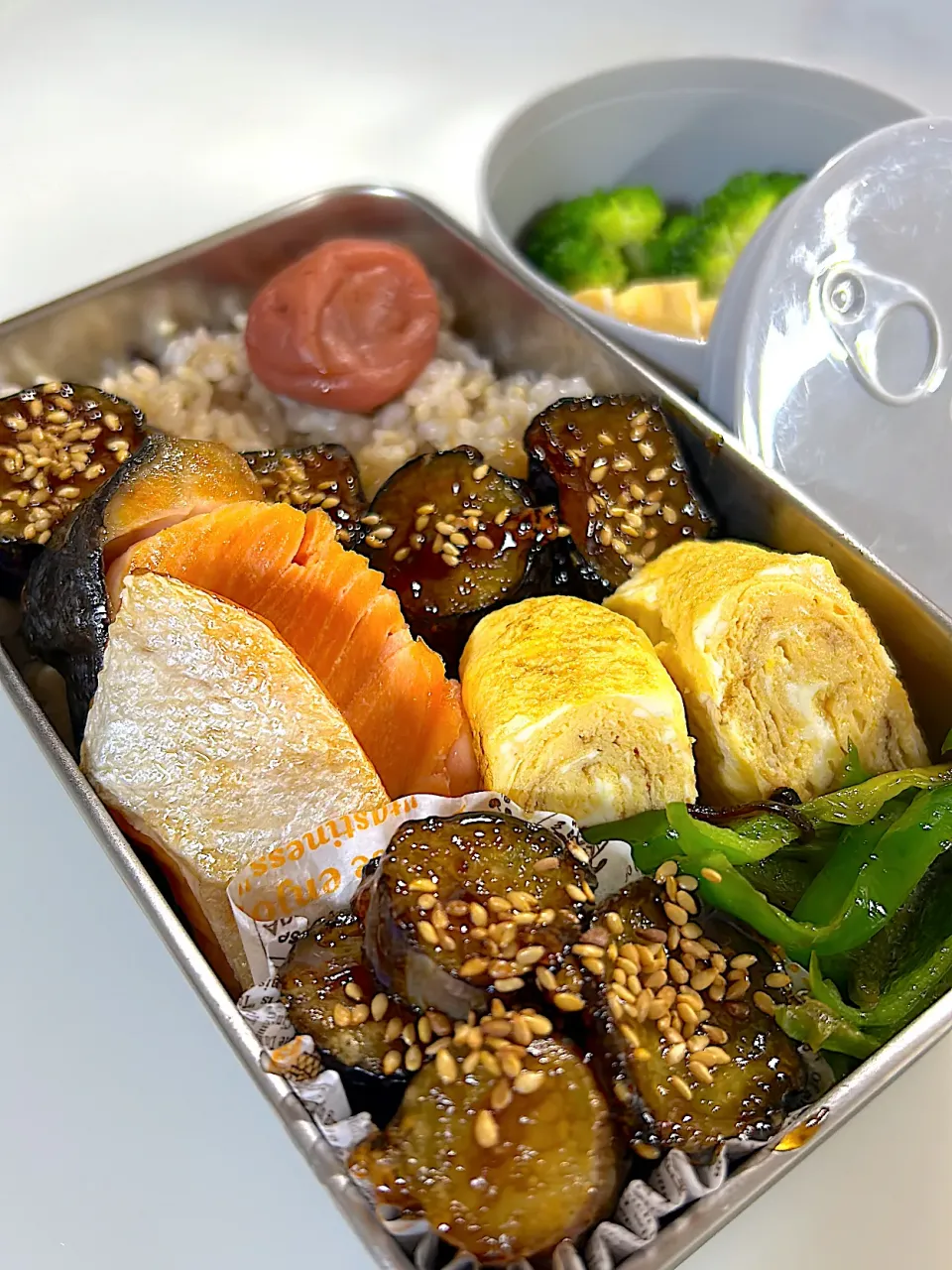 現場弁当　ロウカット雑穀玄米　鮭の塩焼き　だし巻き玉子　ピーマン塩昆布炒め🫑茄子の甘辛焼き　ブロッコリー🥦|まゆさん