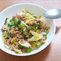 豚挽き肉と白ネギとオクラの甘辛丼|ナナさん