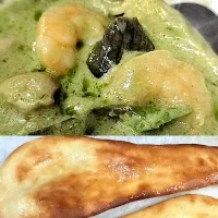 グリーンカレーと手作りナン|すぅさん