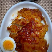 ピリ辛チキンステーキ丼|すくらんぶるえっぐさん