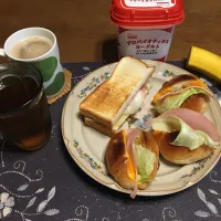 ロールパントーストサンドイッチ、トーストサンドイッチ、ビール酵母パン+カシスジャム、ホットコーヒー、六条麦茶、カシスジャム入りヨーグルト、バナナ(朝ご飯)| enarinさん