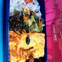 #昼飯　豆と子持ち昆布の天パー顔チーズオムレツと梅と香味野菜炒めと黒豆3個茶豆4個乗せたらこ混ぜご飯弁当|ms903さん