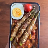 夏野菜カレー弁当　アスパラ肉巻き乗せ|さあママさん