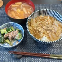 タマネギ丼・キュウリとツナの和え物・油揚げとタマネギの味噌汁|a-parkさん