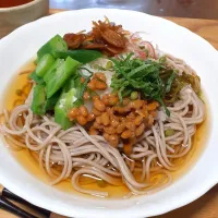 アルモンデぶっかけ蕎麦　　　　　（納豆.オクラ.大根おろし.めかぶ.  大葉.茗荷.らっきょう醤油漬け.山椒塩漬け.）| びせんさん