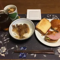 牛丼お茶碗半膳分、ロールパントーストサンドイッチ、ビール酵母パントースト、あんぱん、おかめ納豆、カットワカメ＆フライドガーリック＆フライドレッドオニオン＆乾燥スライスニンニク入りタマネギスープ、烏龍茶(昼飯)|enarinさん