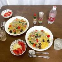 しらすと彩り野菜のペペロンチーノ　昨日、今日と富山に旅行して、行き帰りの電車の中の駅弁も含めご飯ものが続いたので、家内（はやと）のリクエストで今日の晩ご飯はパスタにしました。|なびさん