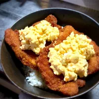 今夜はほぼ50%増量のファミチキで、ファミチキ丼を頂きました😋👍✨|ギムレットさん