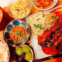 とんかつ、スパゲッティサラダ、人参と竹輪のきんぴら、納豆、豚汁、果物🍇| samさん