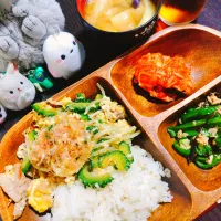押し麦ご飯、ナスと油揚げの味噌汁、ゴーヤチャンプルー、ピーマンとツナの塩昆布和え、キムチ|サトリさん