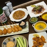 週末ごはん。きゅうりはガリ味噌で。かぼちゃスープ、オムレツ、鰹たたき、串揚げを日本酒で。|MAYUKOさん