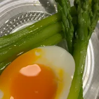 茹でアスパラと黄身生ゆで卵|お家でbar!さん