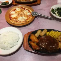 ミックスグリル、ライス、ドリンクバー、焼チーズ ミラノ風ドリア、バッファローモッツァレラのマルゲリータピザ、ほうれん草のソテー(夕飯、サイゼリヤ)| enarinさん