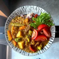 野菜多めの鶏ミンチカレーはオリーブオイルで美味しさアップ
