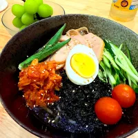 冷麺と見切り品のシャインマスカット|もやぴさん