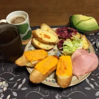 トースト、カシスジャムトースト、トーストサンドイッチ、ガーリックトースト、ホットコーヒー、六条麦茶、青肉メロン(朝ご飯)|enarinさん