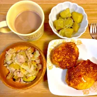 (8/11) 娘の朝ご飯　　　　　　　　　　　　　フレンチトースト風、さつまいもの煮物、キャベツ&ズッキーニ&まぐろの炒め物、ミロ🧋|Kahoさん