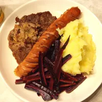 Pork steak with sausage, mash potato and purple carrot salad.|Jorge Bernal Márquezさん
