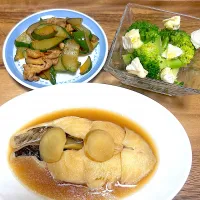 カレイの煮付け　きゅうりぶた肉炒め（サムギョプサルのタレ）　ブロッコリーとカマンベールのサラダ|🍮ぷりぷりざえもん🍮さん