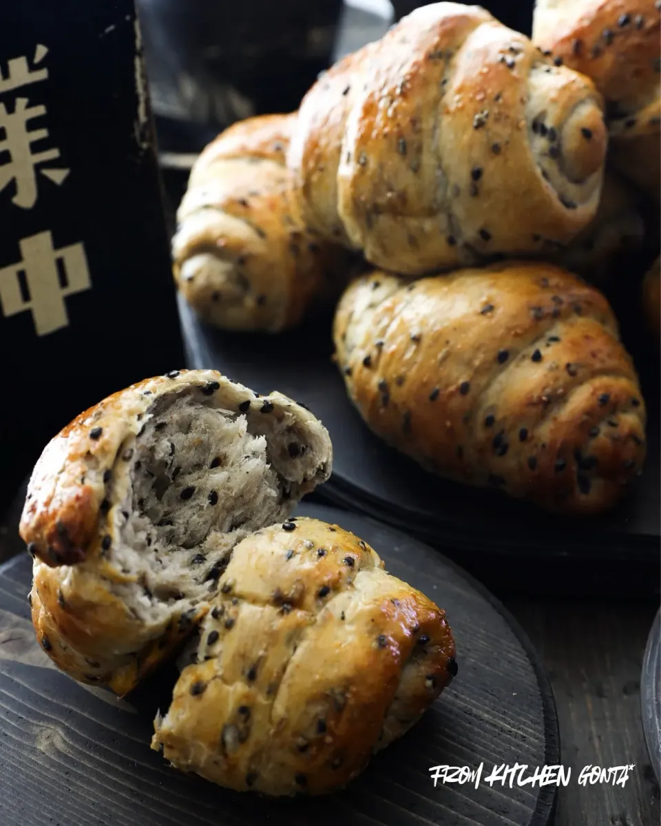 米粉でモチモチ✨黒胡麻ロールパン|gonta*さん