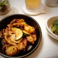 豚肉とズッキーニとじゃがいものカレー炒め🥒🥔|gunlove❤さん