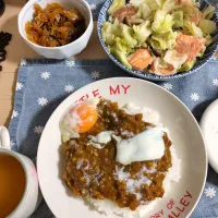 🌛*゜キーマカレー / キャベツとサケのフライパン蒸し / コンソメスープ|Ayakaさん