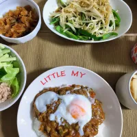 🌛*゜キーマカレー / ピーマンとモヤシの焼肉タレ炒め / サラダ / コンソメスープ|Ayakaさん