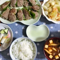 🌛*゜ピーマン肉詰め / タマネギとシーフードのコンソメ炒め / ちくわキュウリ / 味噌汁|Ayakaさん