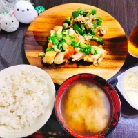 押し麦ご飯、ナスと油揚げの味噌汁、鶏胸肉のソテーわさび醤油ソース、ピーマンとツナの塩昆布和え、茶碗蒸し|サトリさん