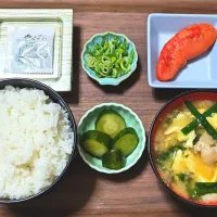 今日の朝ごはん（ごはんは千葉県産粒すけ、辛子明太子、納豆、鶏肉とニラと卵のみそ汁、きゅうり漬）|Mars＠釜飯作り研究中さん