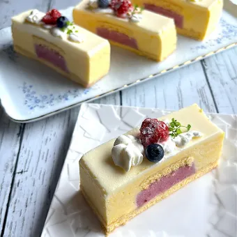 Snapdishの人気料理写真:とんちんさんの料理 ホワイトチョコレートムースケーキ🫐