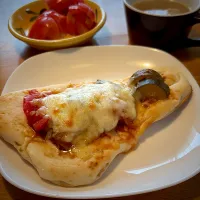 朝食🍅ラタトゥユの残りをピザに🍕|もえさん