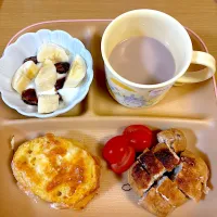 (8/12) 娘の朝ご飯　　　　　　　　　　　　　　チーズトースト、(鶏&ネギ&エノキ入り)肉詰めおいなり、バナナ&デーツ入りヨーグルト、ミロ🧉| Kahoさん