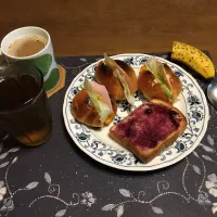 ロールパントーストサンドイッチ、ビール酵母パンのカシスジャムトースト、ホットコーヒー、六条麦茶、バナナ(朝飯)|enarinさん