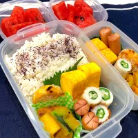 ゆかりご飯、たまご焼き、ウインナー、焼きとうもろこし君、大学カボチャ、オクラきゅうり、スイカ|きらきらさん