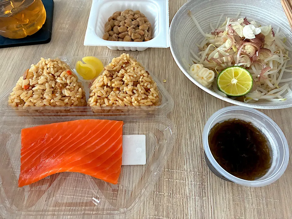 サーモン（お刺身用トラウト74g）、かしわおにぎり1.7個、黒酢もずく、納豆、すだちと茗荷で食べるゆでもやし（マヨ醤油）|みかふく_食生活見直し保健師ごはん。さん