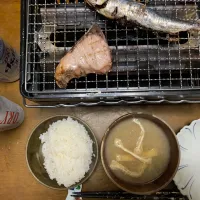 夕食　イワシとブリ網焼き　ビール🍺|ATさん