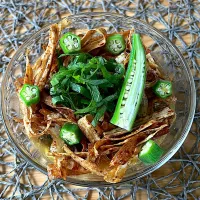 サバ味噌煮缶冷ラーメン甘辛ごぼうチップス乗せ|akkiyさん