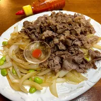 黒毛和牛皿♪玉ねぎ🧅枝豆🫛春雨シラチャーマヨ