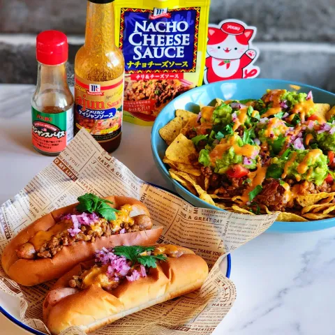 「ＭＣナチョチーズソース／チリ＆チーズ」を使ってみたSnapdishの料理・レシピ写真:ホットドッグとナチョス