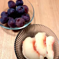 食後のデザートぶどうと桃🍑|チョコさん