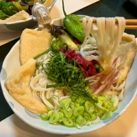 お揚げさん　茄子と甘唐辛子の焼き浸しの冷やしうどん。トッピングは、大葉、わけぎ、ミョウガ、岩下のカリカリ梅刻み|Takeshi  Nagakiさん