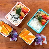 夏休み弁当(キャベツ鶏むね麺つゆマヨ炒め、からあげ、にんじんしりしり、ブロッコリー、カニウインナー、オレンジ、こんにゃくゼリー)|cocomikaさん