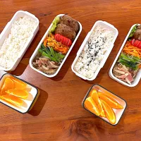 夏休み弁当(ハンバーグ、にんじんしりしり、もやし小松菜ナムル、きのこベーコン炒め、赤ウインナー、オレンジ)|cocomikaさん